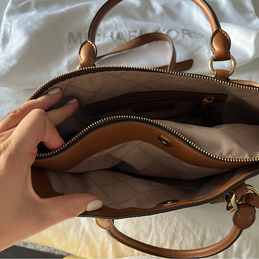 Michael Kors Crossbody - Picture 3 of 3